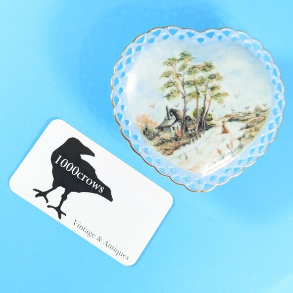 Heart shaped porcelain trinket box, hand painted pastoral scene on pierced lid - Picture 10 of 10